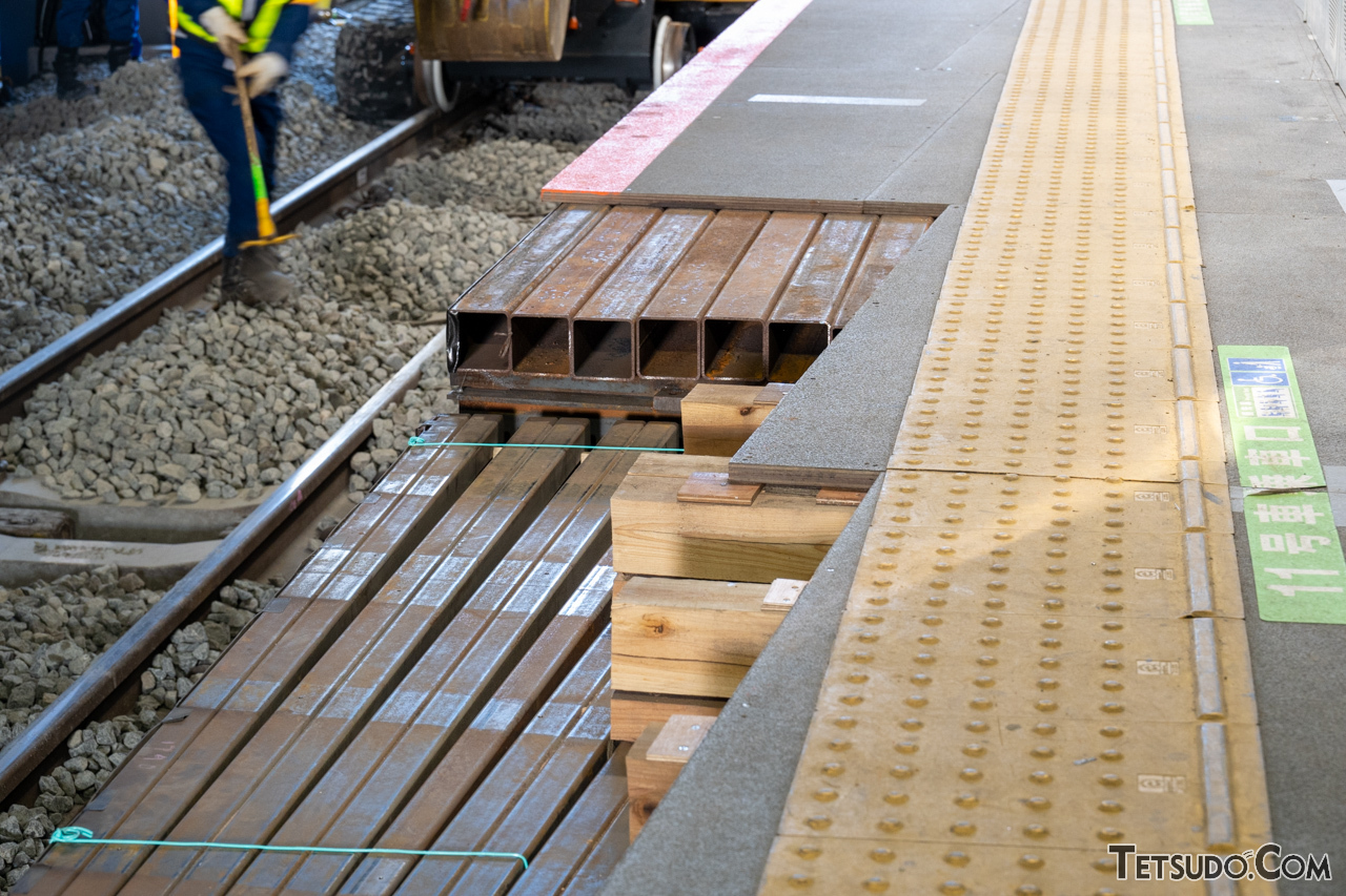 2023年11月に行われた渋谷駅の線路切替工事は、山手線の線路とホームをかさ上げするという内容。工事のため、ホームは仮設となっていました。このような場所には、ホームドアを本設することはできません