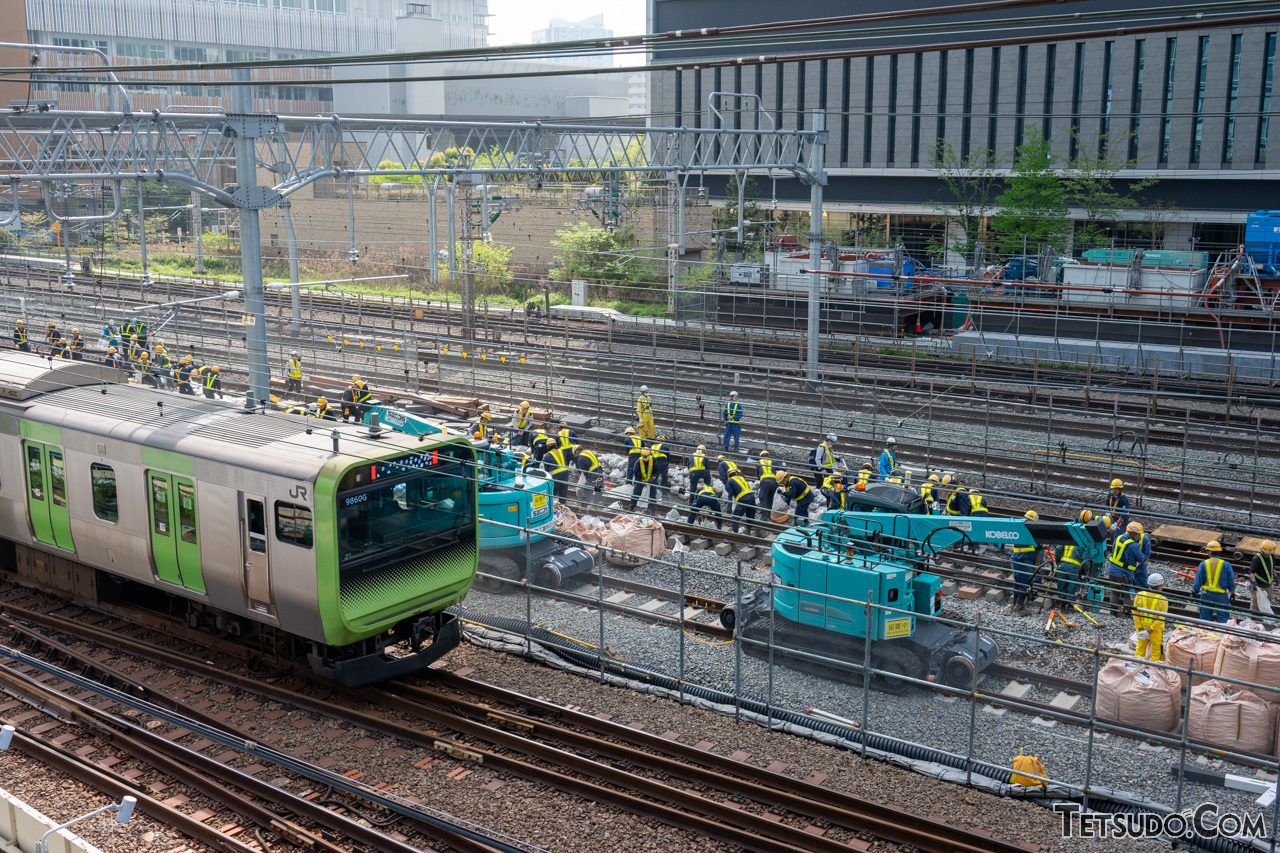 2025年4月、「羽田空港アクセス線」(仮称)工事のために行われた、田町駅の山手線・京浜東北線線路切替工事。この工事ではホームの形状が変わることから、山手線外回りのホームドアは、一部が2024年から2026年春まで一時的に撤去されていました