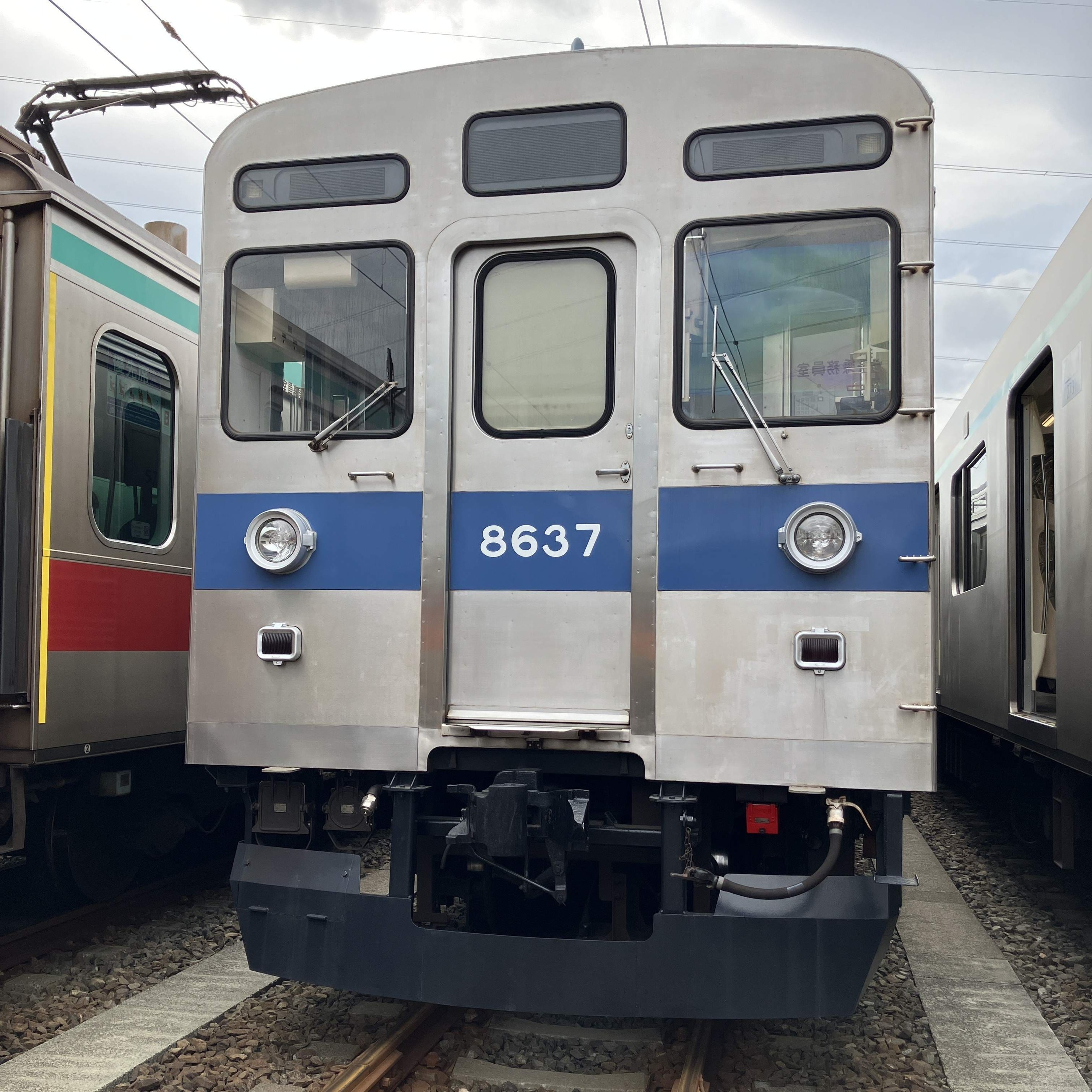 8500系8637編成的8637號車。這編成的帶色與其他編成不同，為藍色
